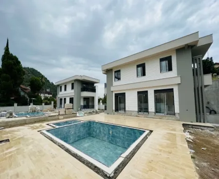 Detached Villa with Pool in Kemer Center